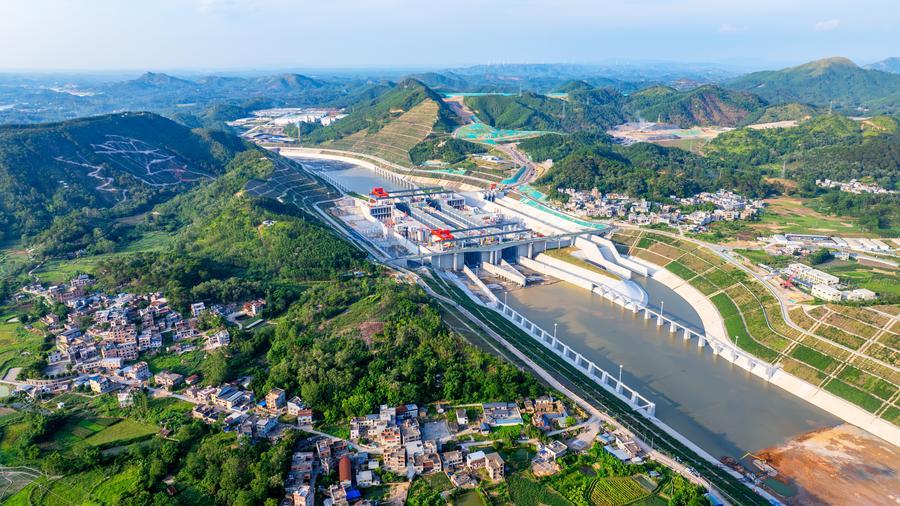 Foto dron bertarikh 3 Jun 2026 menunjukkan air sedang dipam ke hab Madao Terusan Pinglu di wilayah autonomi Zhuang Guangxi, selatan China. (Foto oleh Zhao Zhenyu/Xinhua)