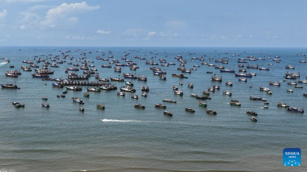 Foto dron bertarikh 16 Ogos 2026 ini menunjukkan kapal nelayan berlepas menuju ke Beihai, wilayah autonomi Zhuang Guangxi, selatan China. (Foto oleh He Jiahai/Xinhua)