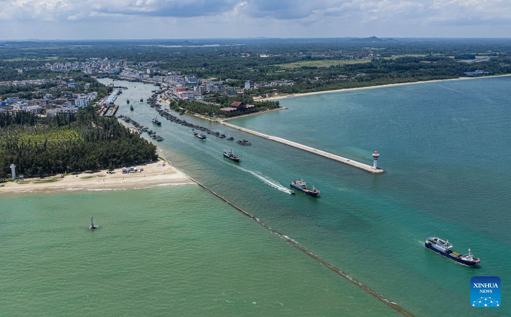 Foto dron bertarikh 16 Ogos 2026 ini menunjukkan kapal nelayan berlepas menuju ke pelabuhan Tanmen di Qionghai, provinsi Hainan, selatan China. (Foto oleh Pu Xiaoxu/Xinhua)