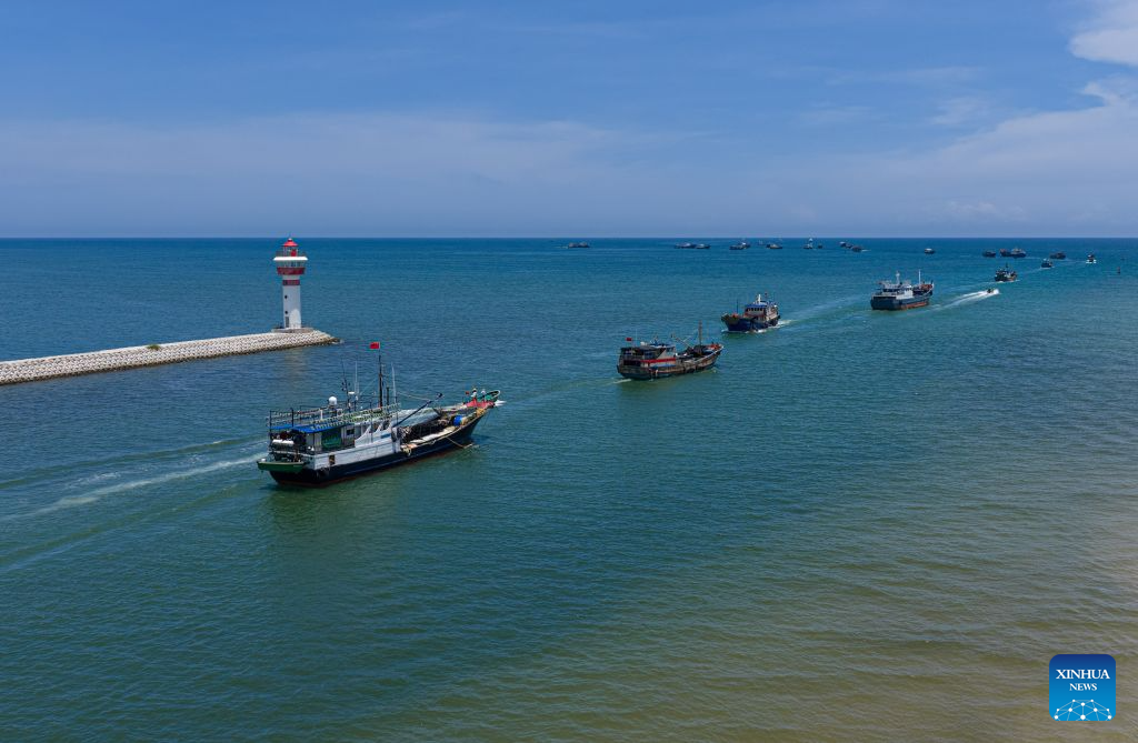 Foto dron bertarikh 16 Ogos 2026 ini menunjukkan kapal nelayan berlepas menuju ke pelabuhan Tanmen di Qionghai, provinsi Hainan, selatan China. (Foto oleh Pu Xiaoxu/Xinhua)