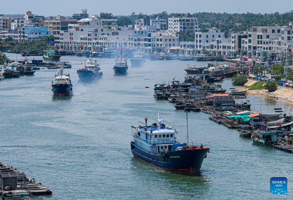 Foto dron bertarikh 16 Ogos 2026 ini menunjukkan kapal nelayan berlepas menuju ke pelabuhan Tanmen di Qionghai, provinsi Hainan, selatan China. (Foto oleh Pu Xiaoxu/Xinhua)