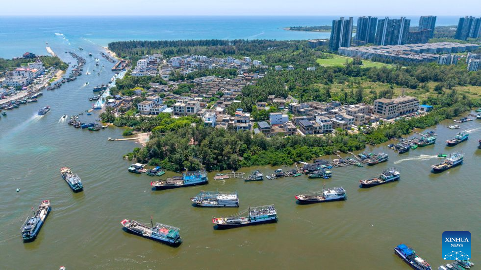 Foto dron bertarikh 16 Ogos 2026 ini menunjukkan kapal nelayan berlepas menuju ke pelabuhan Tanmen di Qionghai, provinsi Hainan, selatan China. (Foto oleh Pu Xiaoxu/Xinhua)