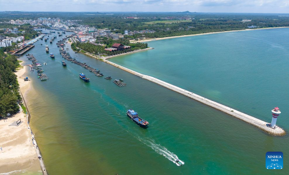 Foto dron bertarikh 16 Ogos 2026 ini menunjukkan kapal nelayan berlepas menuju ke pelabuhan Tanmen di Qionghai, provinsi Hainan, selatan China. (Foto oleh Meng Zhongde/Xinhua)