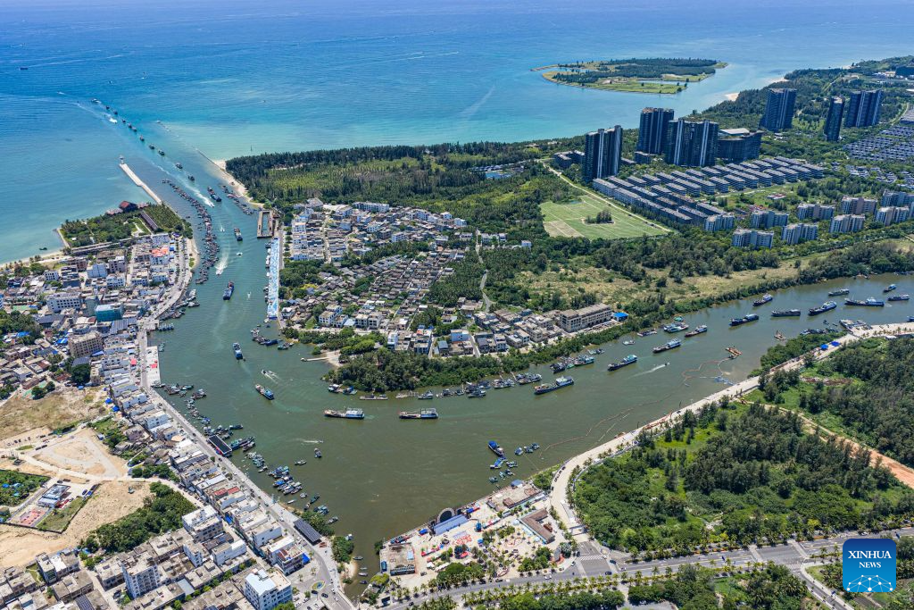 Foto dron bertarikh 16 Ogos 2026 ini menunjukkan kapal nelayan berlepas menuju ke pelabuhan Tanmen di Qionghai, provinsi Hainan, selatan China. (Foto oleh Pu Xiaoxu/Xinhua)