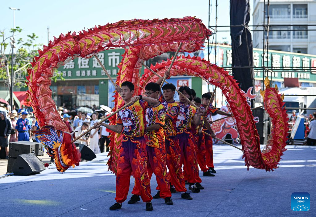 Penari mempersembahkan tarian naga sempena ketibaan musim menangkap ikan, berdekatan pelabuhan Tanmen di Qionghai, provinsi Hainan, selatan China, 16 Ogos 2026. (Foto oleh Pu Xiaoxu/Xinhua)