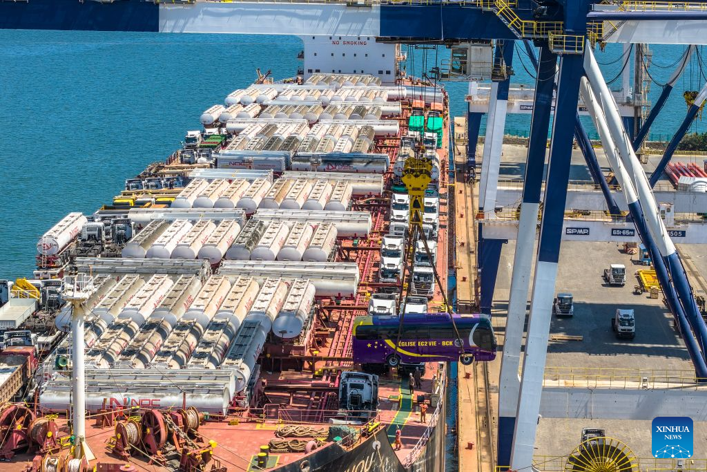 Foto dron bertarikh 16 Ogos 2026 menunjukkan trak buatan China yang menuju ke Ghana dimuatkan ke sebuah kapal di Pelabuhan Yantai, provinsi Shandong, timur China. (Foto oleh Tang Ke/Xinhua)