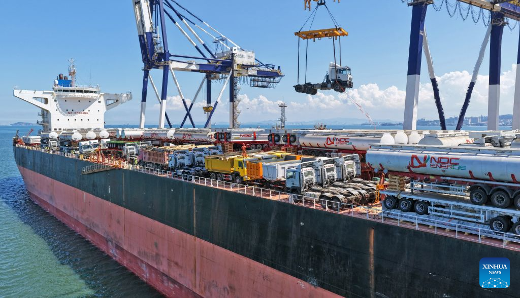 Foto dron bertarikh 16 Ogos 2026 menunjukkan trak buatan China yang menuju ke Ghana dimuatkan ke sebuah kapal di Pelabuhan Yantai, provinsi Shandong, timur China. (Foto oleh Tang Ke/Xinhua)