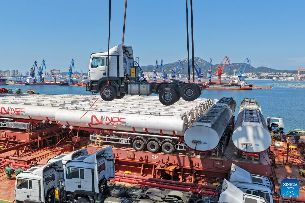 Foto dron bertarikh 16 Ogos 2026 menunjukkan trak buatan China yang menuju ke Ghana dimuatkan ke sebuah kapal di Pelabuhan Yantai, provinsi Shandong, timur China. (Foto oleh Tang Ke/Xinhua)