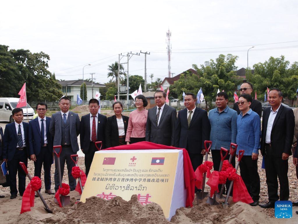 Wakil dari China dan Laos menghadiri majlis pecah tanah projek bantuan China untuk penaiktarafan dan pembaikpulihan Sekolah Menengah Savannakhet di wilayah Savannakhet, Laos, 14 Ogos 2026. (Foto oleh Wang Yuping/Xinhua)