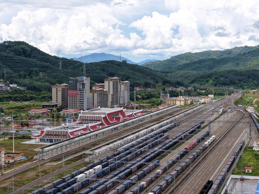 Foto dron bertarikh 21 September 2025 ini menunjukkan tren kargo melewati Stesen Kereta Api Mohan Rel China-Laos di provinsi Yunnan, barat daya China. (Xinhua/Xing Guangli) 