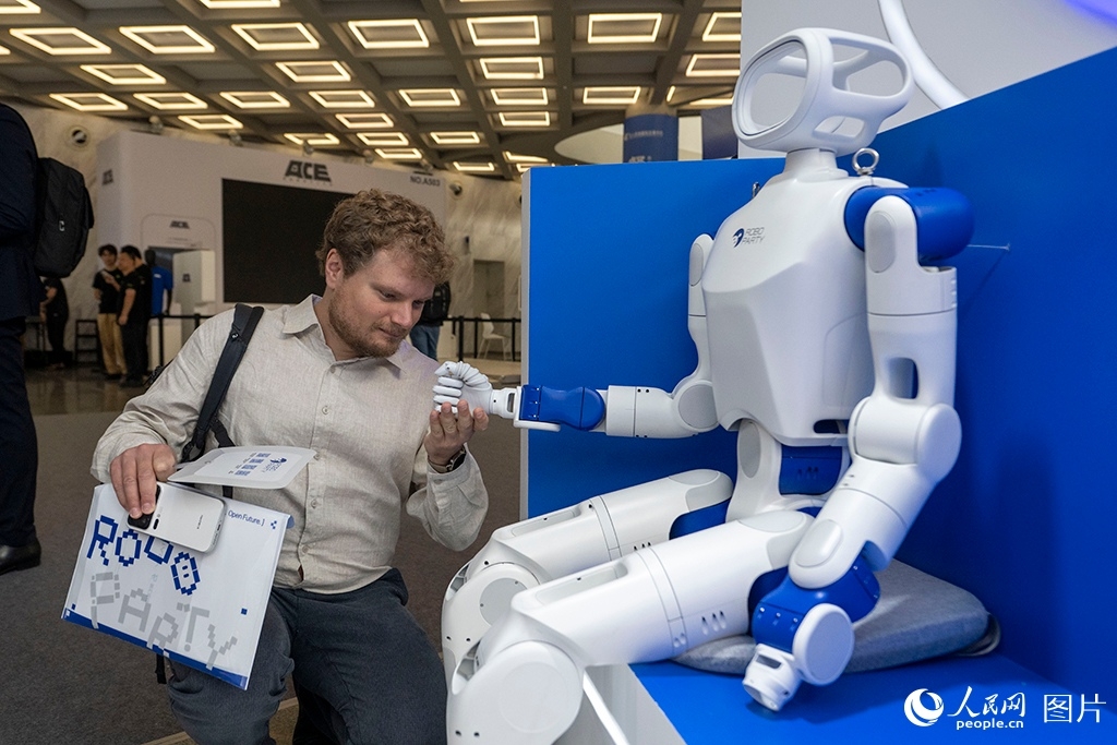 Pelawat memerhatikan robot terkandung bawah air menjalankan tugas pembersihan pada Persidangan Robot Dunia 2026 di Beijing, 19 Ogos 2026. (People's Daily Online/Weng Qiyu)