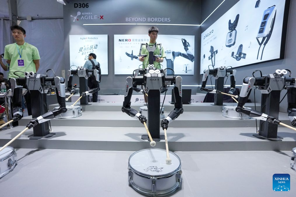 Seorang kakitangan mendemonstrasikan sistem operasi robot dua lengan pada Persidangan Robot Dunia (WRC) 2026 di Beijing, ibu negara China, 20 Ogos 2026. (Xinhua/Ju Huanzong)