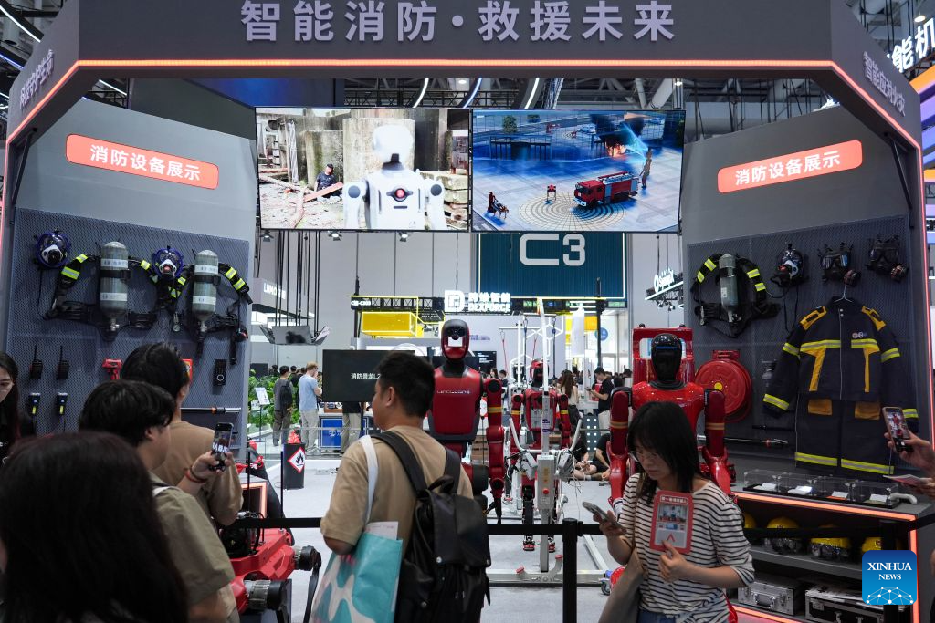 Sebuah robot pemadam kebakaran pintar dipamerkan pada Persidangan Robot Dunia (WRC) 2026 di Beijing, ibu negara China, 20 Ogos 2026. (Xinhua/Xie Han)