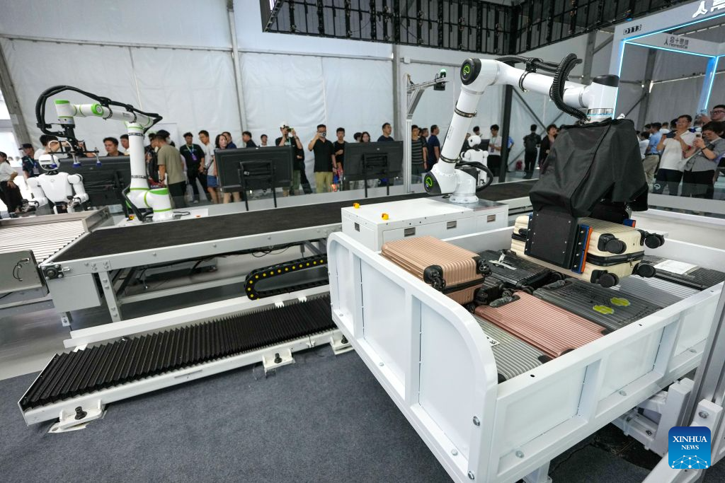 Sebuah sistem pengendalian bagasi robotik dipamerkan pada Persidangan Robot Dunia (WRC) 2026 di Beijing, ibu negara China, 20 Ogos 2026. (Xinhua/Ju Huanzong)