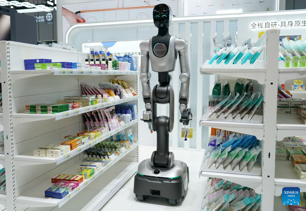 Sebuah robot memilih produk pada Persidangan Robot Dunia (WRC) 2026 di Beijing, ibu negara China, 20 Ogos 2026. (Xinhua/Zhang Chenlin)