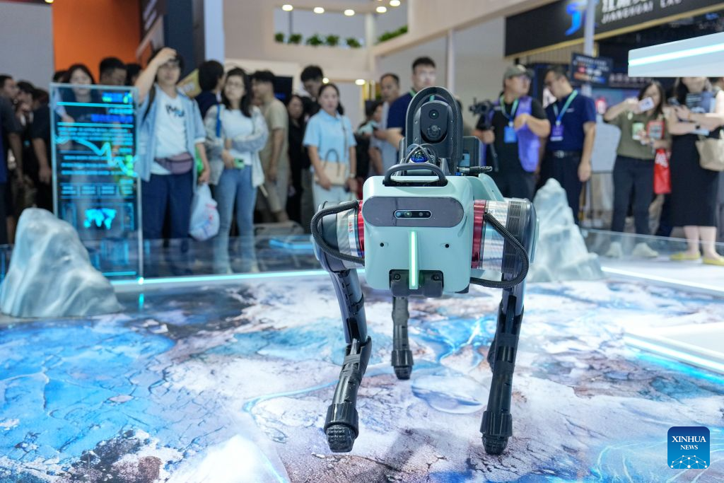 Sebuah robot yang direka untuk kegunaan pemeriksaan dan pengangkutan dipamerkan pada Persidangan Robot Dunia (WRC) 2026 di Beijing, ibu negara China, 20 Ogos 2026. (Xinhua/Ju Huanzong)
