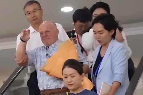 Mengharukan! Wira Alam Sekitar Yin Yuzhen Dakap Sahabat dari AS Selepas 26 Tahun