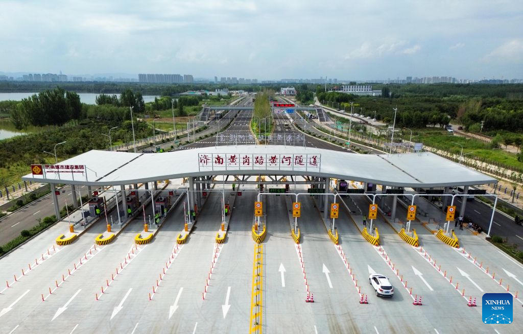 Foto udara bertarikh 25 Ogos 2026 ini menunjukkan kenderaan memasuki terowong merentasi Sungai Kuning di Jinan, provinsi Shandong, timur China. (Xinhua/Zhu Zheng)