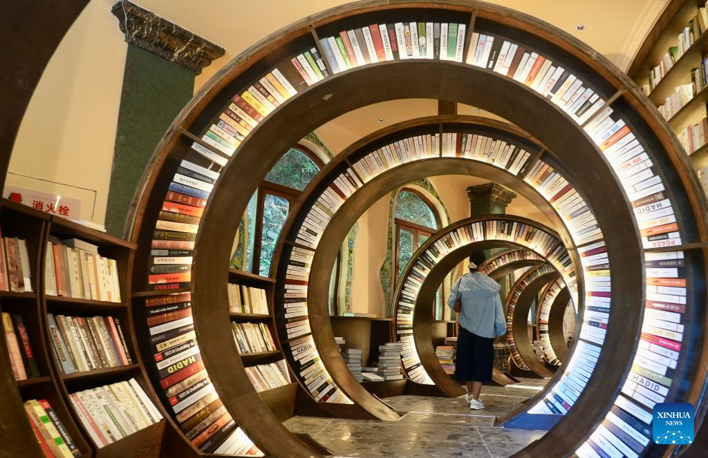 Orang melawat sebuah perpustakaan dalam lubang benam di kaunti Wuyuan, provinsi Jiangxi, timur China, 26 Ogos 2026. (Xinhua/Hu Chenhuan)