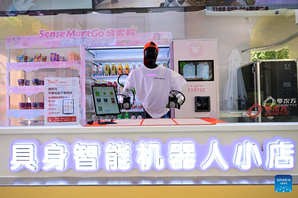 Sebuah robot mengambil sebotol minuman elektrolit dari rak di sebuah kedai robot pintar terkandung di Jalan Leijie, Hefei, provinsi Anhui, timur China, 26 Ogos 2026. (Xinhua/Zhou Mu)
