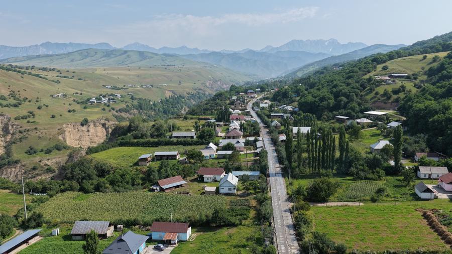 Foto dron bertarikh 9 Mei 2026 ini menunjukkan jalan kampung dibaiki oleh sebuah jabatan di bawah projek rel China-Kyrgyzstan-Uzbekistan di Jalalabad, Kyrgyzstan. (Foto oleh Ren Weiyun/Xinhua)
