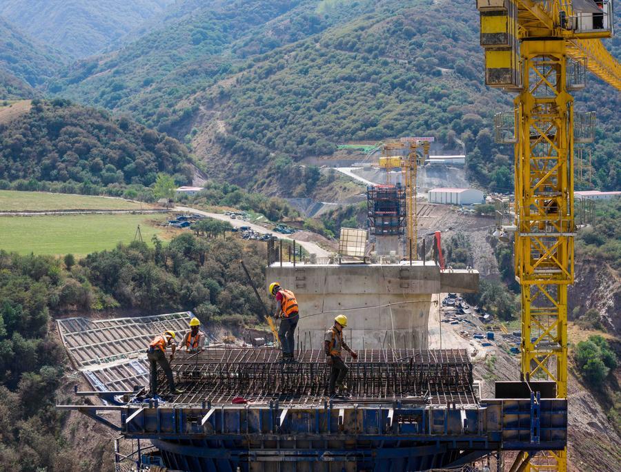 Foto dron bertarikh 15 Ogos 2026 ini menunjukkan tapak pembinaan sebuah jambatan besar di Sungai Kex-Alat rel China-Kyrgyzstan-Uzbekistan di Jalalabad, Kyrgyzstan. (Foto oleh Li Renzi /Xinhua)