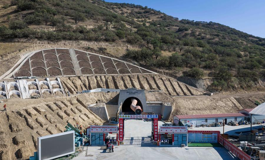 Pekerja pembinaan China menjalankan tugas di terowong Jalalabad rel China-Kyrgyzstan-Uzbekistan di Jalalabad, Kyrgyzstan, 13 Februari 2026. (Foto oleh Ren Weiyun/Xinhua)