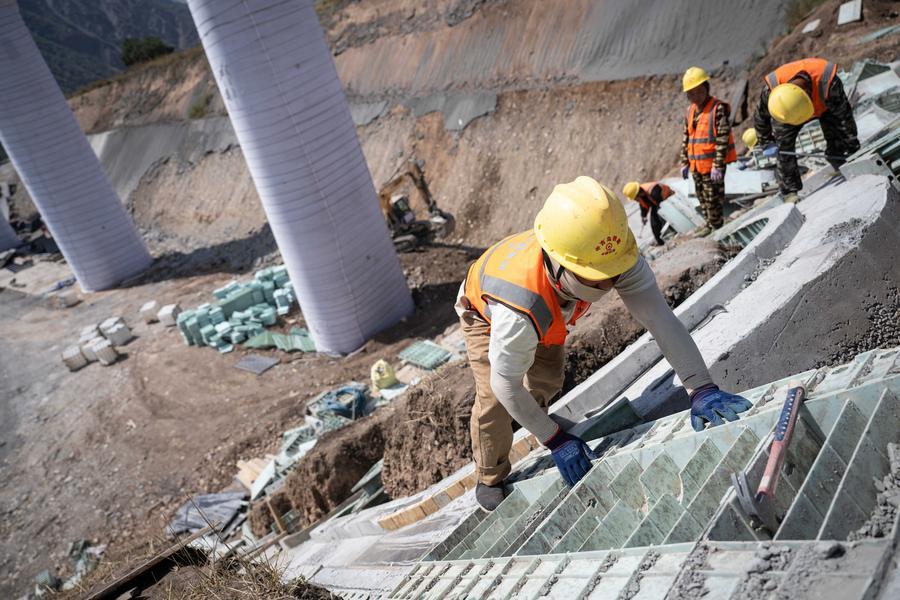 Pekerja pembinaan China menjalankan tugas di terowong Jalalabad rel China-Kyrgyzstan-Uzbekistan di Jalalabad, Kyrgyzstan, 13 Februari 2026. (Foto oleh Ren Weiyun/Xinhua)