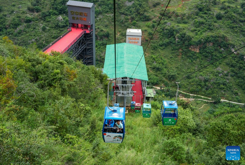 Pelajar menaiki kereta kabel dalam perjalanan ke sekolah di pekan Puli, bandar Xuanwei, provinsi Yunnan, barat daya China, 30 Ogos 2026. (Xinhua/Chen Xinbo)