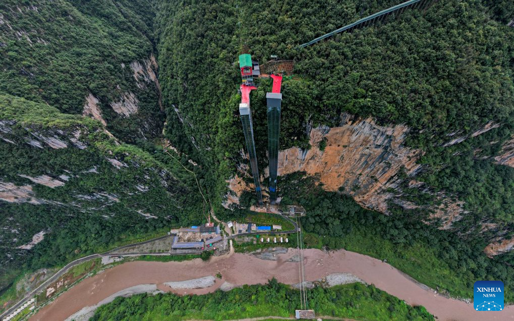 Foto dron bertarikh 29 Ogos 2026 menunjukkan lif cenuram di Ngarai Besar Sungai Nizhu di pekan Puli, bandar Xuanwei, provinsi Yunnan, barat daya China. (Xinhua/Chen Xinbo)