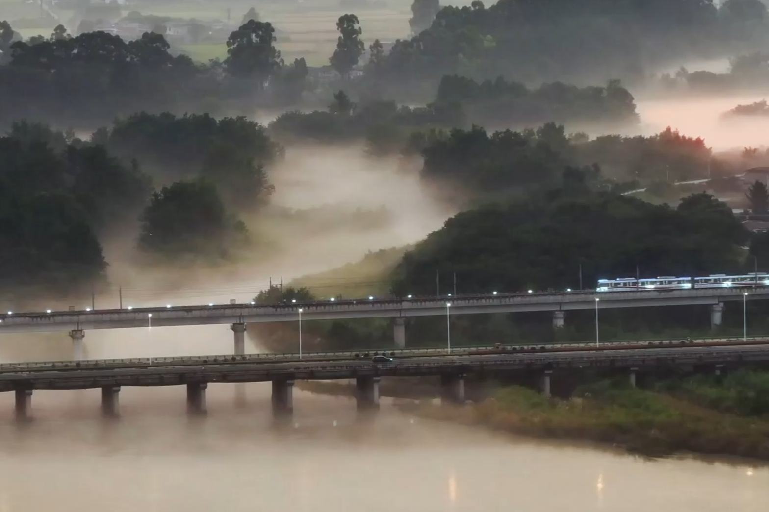 Tren Metro Meluncur Rentas Lukisan Hidup