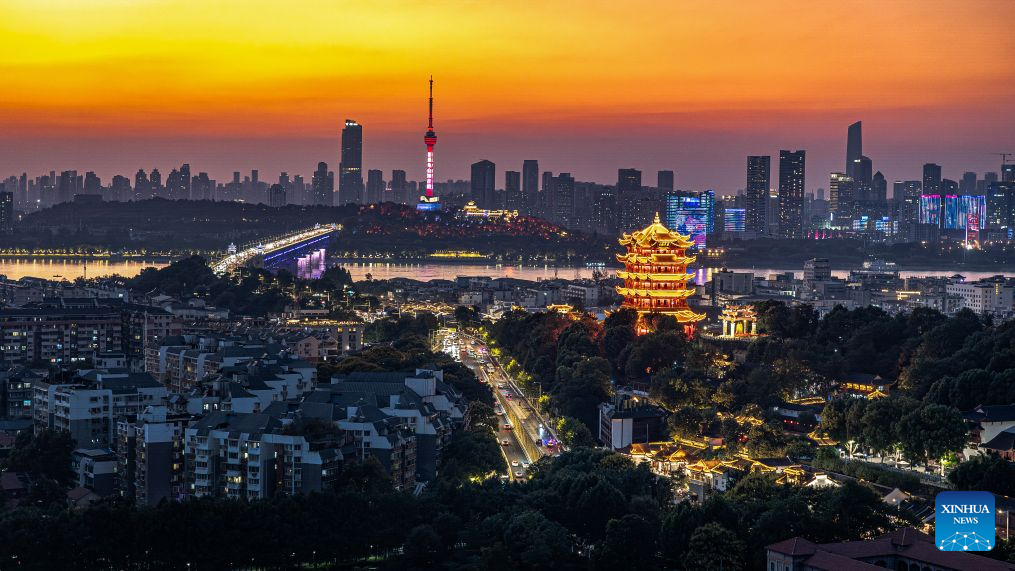 Foto dron bertarikh 6 September 2026 ini menyerlahkan pesona kawasan peranginan Menara Bangau Kuning tatkala terbenamnya mentari di Wuhan, provinsi Hubei, tengah China. (Xinhua/Xiao Yijiu)