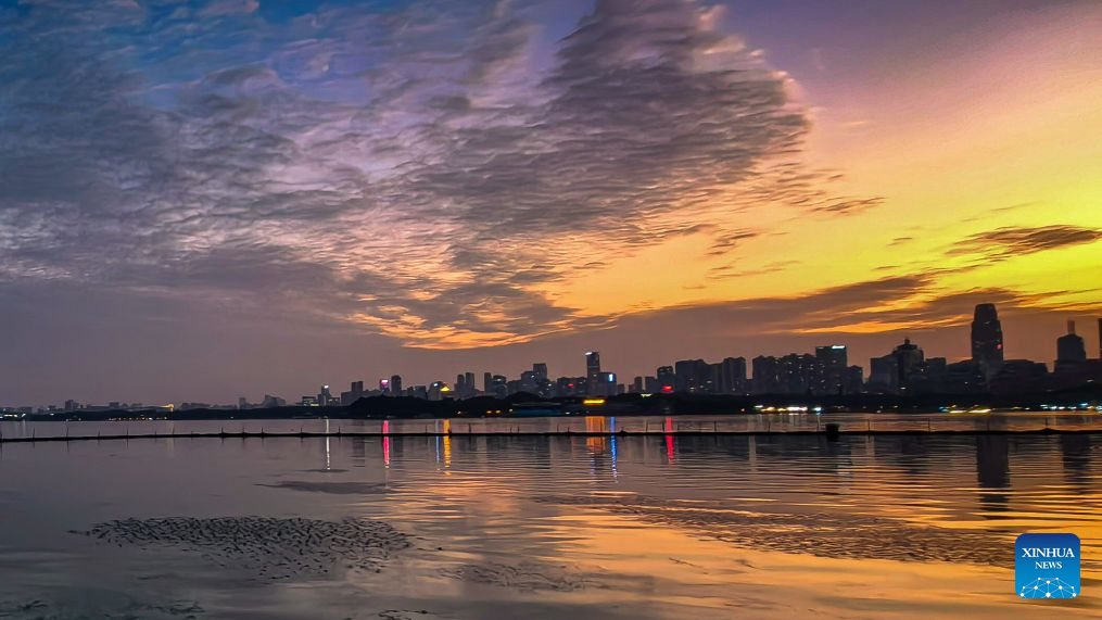 Foto yang diambil dengan telefon bimbit pada 5 September 2026 ini memaparkan keindahan kawasan peranginan Tasik Timur tatkala terbenamnya mentari di Wuhan, provinsi Hubei, tengah China. (Xinhua/Shen Hongbing)