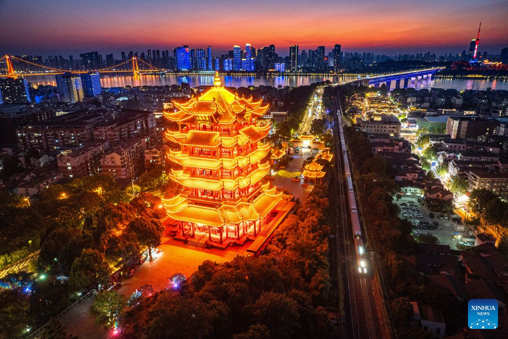 Foto dron bertarikh 6 September 2026 ini menyerlahkan pesona kawasan peranginan Menara Bangau Kuning tatkala terbenamnya mentari di Wuhan, provinsi Hubei, tengah China. (Xinhua/Xiao Yijiu)