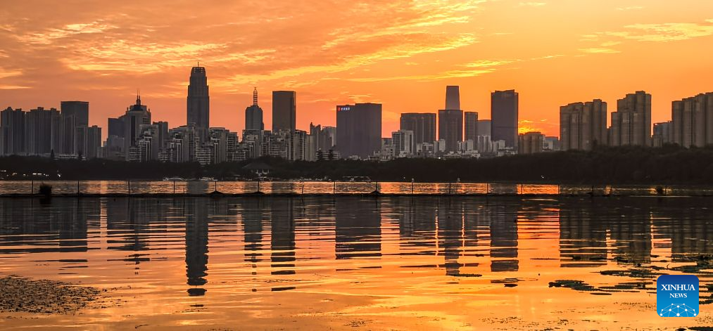 Foto yang diambil dengan telefon bimbit pada 5 September 2026 ini memaparkan keindahan kawasan peranginan Tasik Timur tatkala terbenamnya mentari di Wuhan, provinsi Hubei, tengah China. (Xinhua/Shen Hongbing)