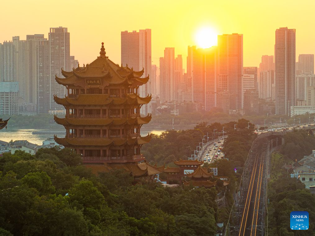 Foto dron bertarikh 6 September 2026 ini menyerlahkan pesona kawasan peranginan Menara Bangau Kuning tatkala terbenamnya mentari di Wuhan, provinsi Hubei, tengah China. (Xinhua/Xiao Yijiu)