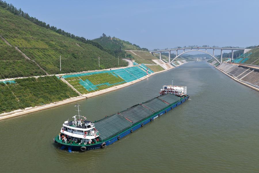 Foto dron yang diambil pada 12 Ogos 2026 menunjukkan sebuah kapal ujian belayar melewati jambatan untuk haiwan menyeberangi Terusan Pinglu di wilayah autonomi Zhuang Guangxi, selatan China. (Xinhua/Zhou Hua)