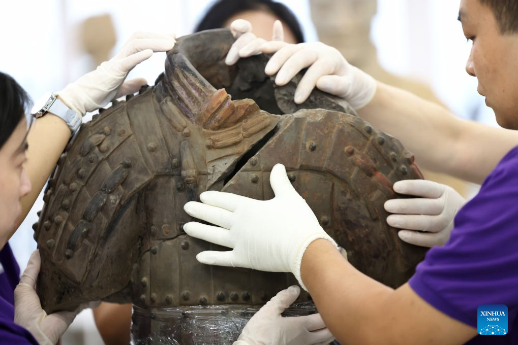 Pakar mencantumkan semula tentera terracotta di makmal pemuliharaan lokasi Tapak No. 1 Muzium Makam Maharaja Qinshihuang di Xi’an, provinsi Shaanxi, barat laut China, 3 September 2026. (Xinhua/Li Yibo)