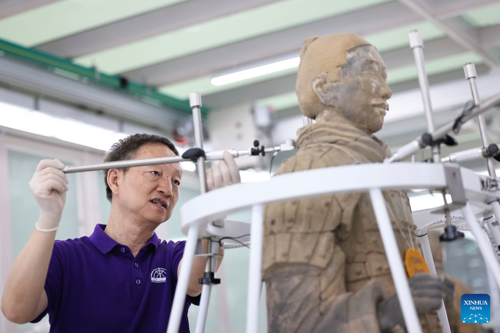 Seorang pakar membetulkan sensor pemuliharaan tentera terracotta di makmal pemuliharaan lokasi Tapak No. 1 Muzium Makam Maharaja Qinshihuang di Xi’an, provinsi Shaanxi, barat laut China, 3 September 2026. (Xinhua/Li Yibo)