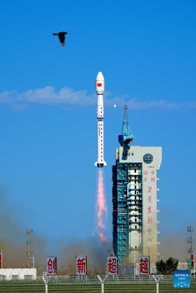 Sebuah roket pembawa Long March-4B membawa kumpulan satelit Yaogan-53 dan Yaogan-56 berlepas dari Pusat Pelancaran Satelit Jiuquan di timur laut China, 10 September 2026. (Foto oleh Wang Jiangbo/Xinhua)