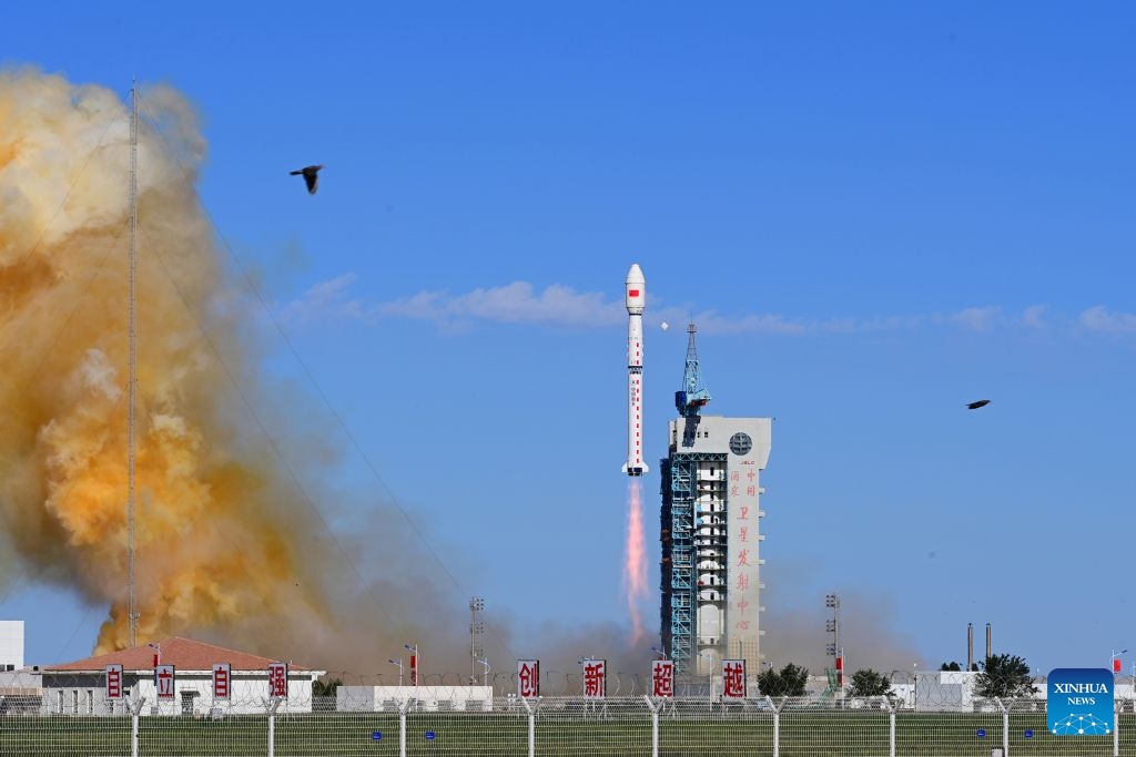 Sebuah roket pembawa Long March-4B membawa kumpulan satelit Yaogan-53 dan Yaogan-56 berlepas dari Pusat Pelancaran Satelit Jiuquan di timur laut China, 10 September 2026. (Foto oleh Wang Jiangbo/Xinhua)
