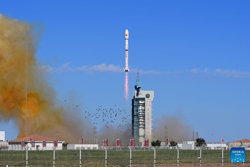 Sebuah roket pembawa Long March-4B membawa kumpulan satelit Yaogan-53 dan Yaogan-56 berlepas dari Pusat Pelancaran Satelit Jiuquan di timur laut China, 10 September 2026. (Foto oleh Wang Jiangbo/Xinhua)