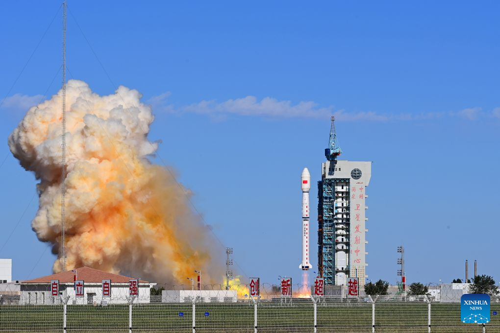 Sebuah roket pembawa Long March-4B membawa kumpulan satelit Yaogan-53 dan Yaogan-56 berlepas dari Pusat Pelancaran Satelit Jiuquan di timur laut China, 10 September 2026. (Foto oleh Wang Jiangbo/Xinhua)