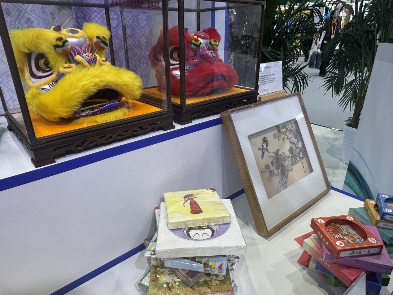 Produk istimewa tempatan dipamerkan di Pavilion Guangxi. (People’s Daily Online/Xie Ying)