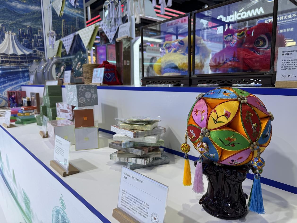 Produk istimewa tempatan dipamerkan di Pavilion Guangxi. (People’s Daily Online/Xie Ying)