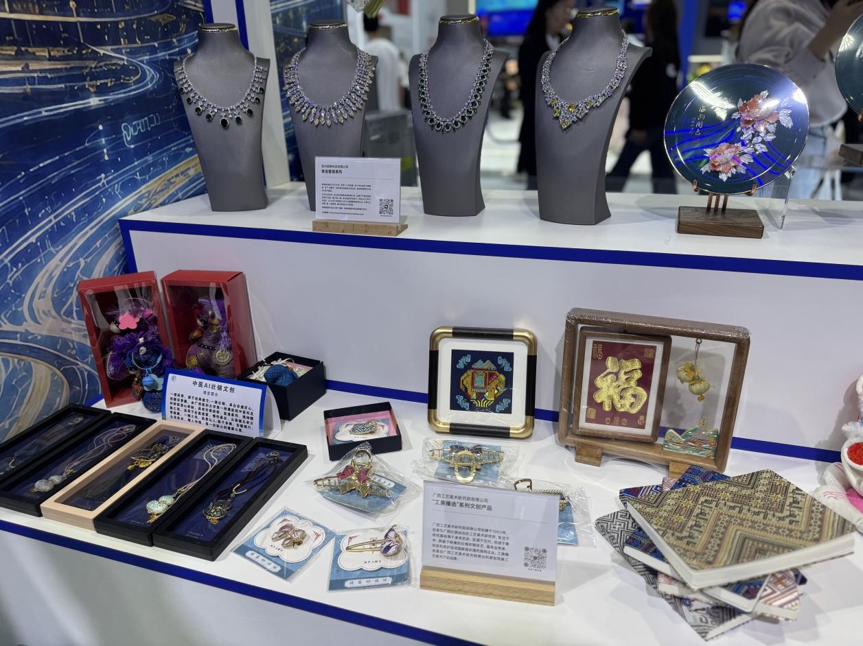 Produk istimewa tempatan dipamerkan di Pavilion Guangxi. (People’s Daily Online/Xie Ying)