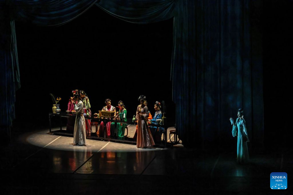 Penari mempersembahkan "A Dream of Red Mansions" di Lincoln Center, New York, AS, 11 September 2026. (Foto oleh Winston Zhou/Xinhua)
