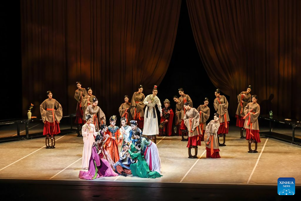 Penari mempersembahkan "A Dream of Red Mansions" di Lincoln Center, New York, AS, 11 September 2026. (Foto oleh Winston Zhou/Xinhua)