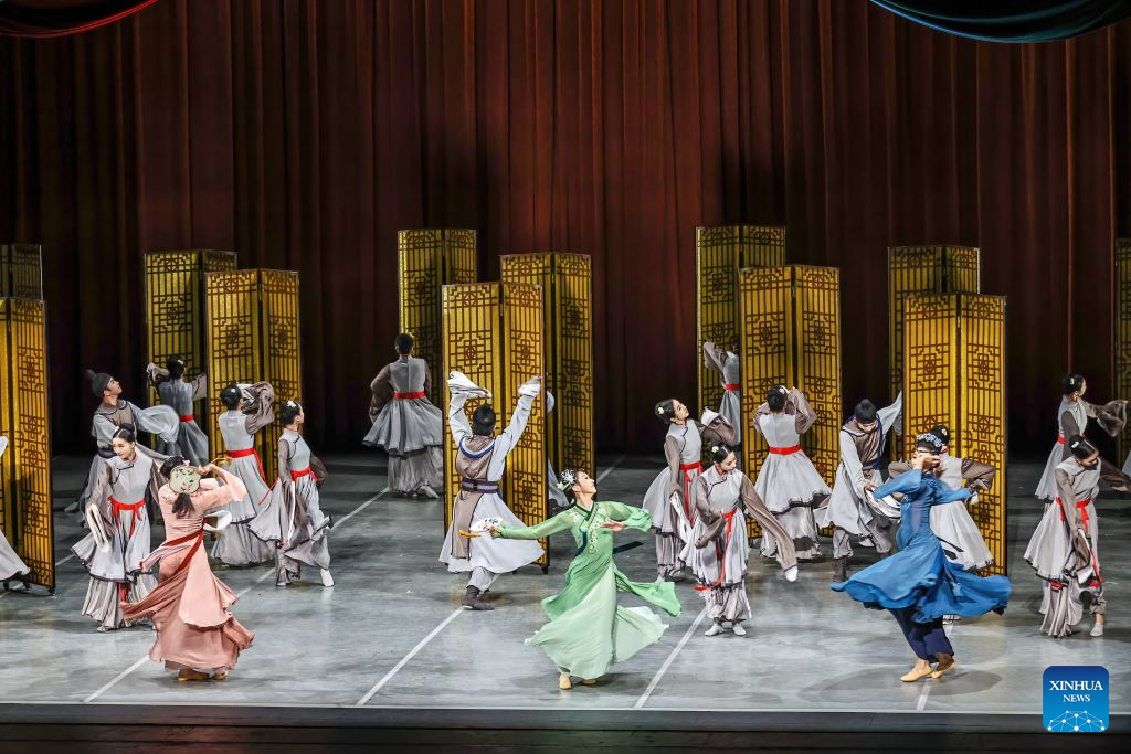Penari mempersembahkan "A Dream of Red Mansions" di Lincoln Center, New York, AS, 11 September 2026. (Foto oleh Winston Zhou/Xinhua)