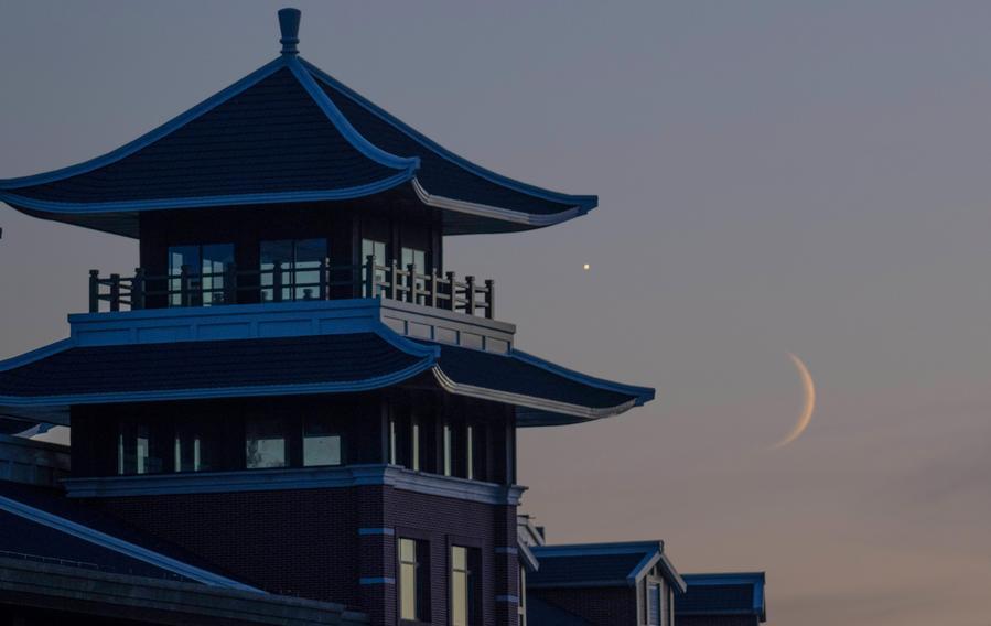 Foto yang diambil pada 14 September 2026 ini menunjukkan kemunculan planet Zuhrah di sebelah bulan di langit bandar Jiamusi, provinsi Heilongjiang, timur laut China. (Foto oleh Chen Zhiguo/Xinhua)
